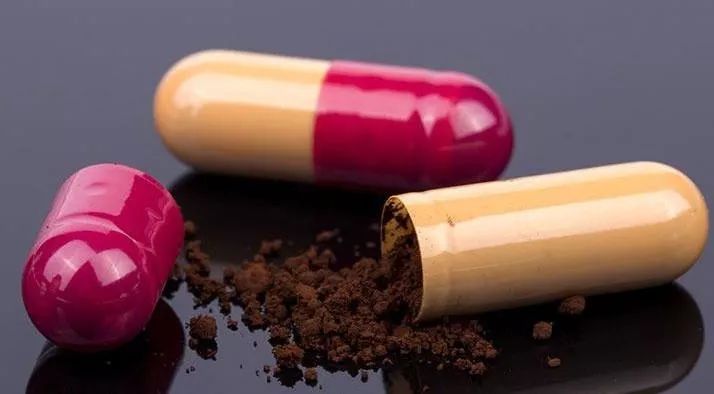 胶囊药片卡喉咙,胶囊里面的药粉结块了还能吃吗