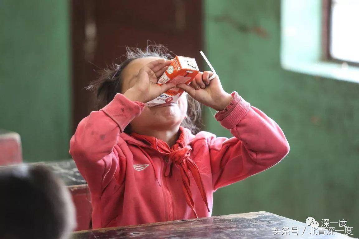 “鹿晗”在泥坑，妈妈在远方，你习以为常的幸福对他们却遥不可及