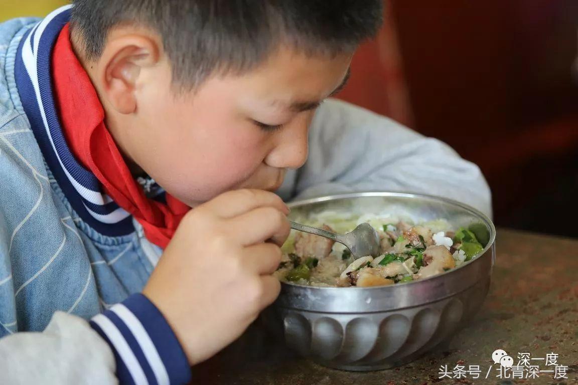 “鹿晗”在泥坑，妈妈在远方，你习以为常的幸福对他们却遥不可及