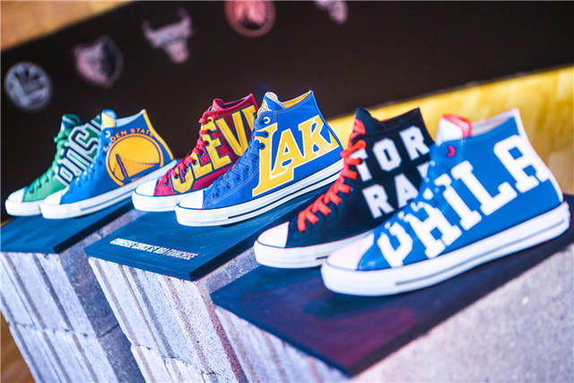 时尚潮人麦昆小白鞋穿搭,潮人必备小白鞋