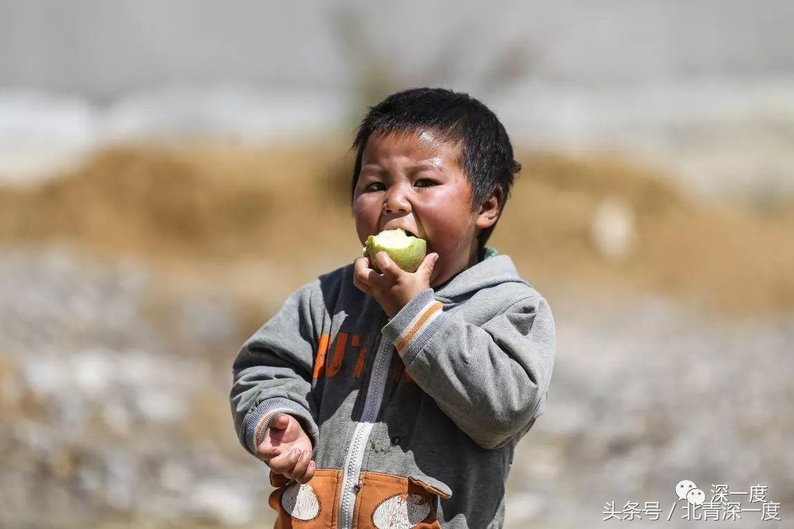 “鹿晗”在泥坑，妈妈在远方，你习以为常的幸福对他们却遥不可及