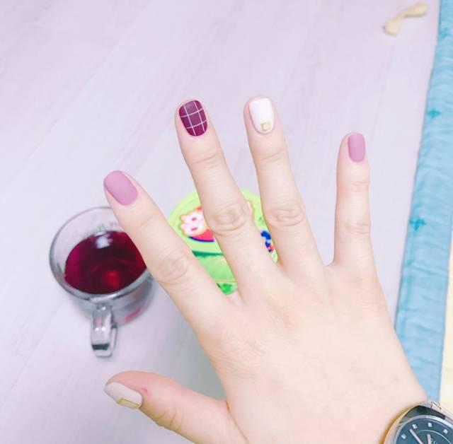 上细下粗的手指适合什么形状美甲,适合手指短小指甲的美甲显白