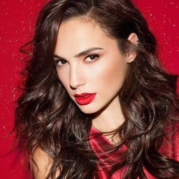 抢尽超人和蝙蝠侠风头的那个女人，到底是怎么样神奇的存在？