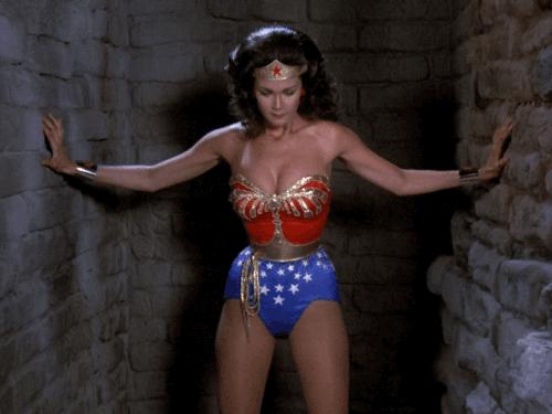 抢尽超人和蝙蝠侠风头的那个女人，到底是怎么样神奇的存在？