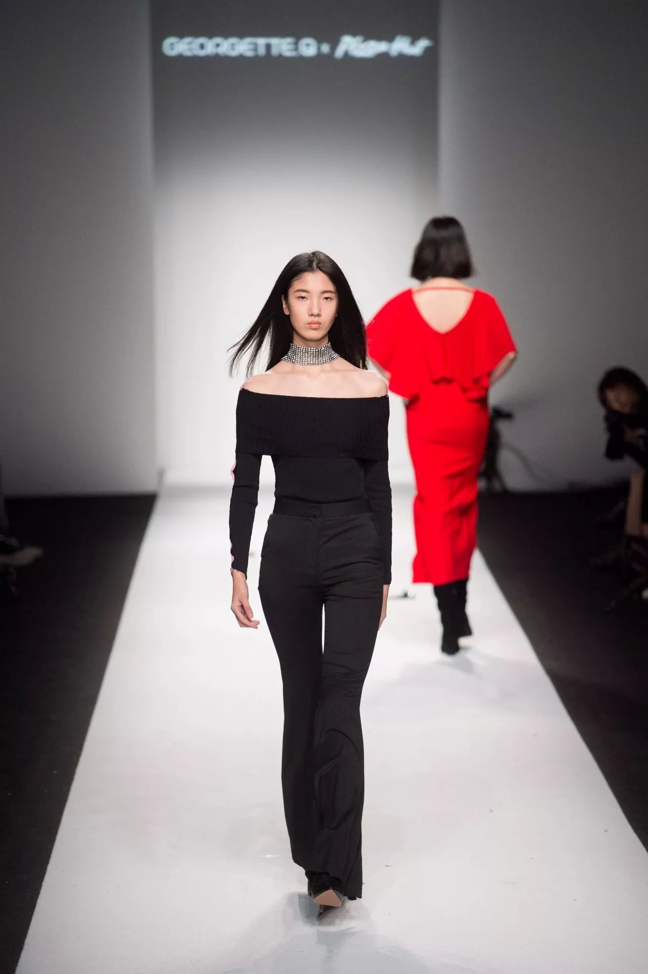 我以为必胜客的秀上全是行走的披萨，没想到却被美到……