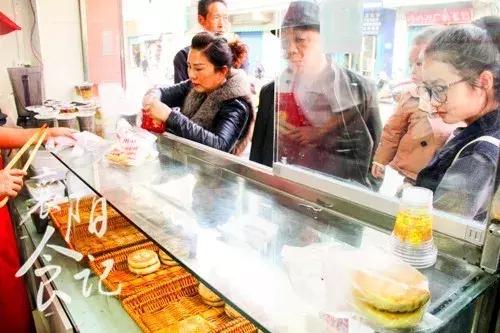 代购界的黑马！星火路新开了一家挤破头才能买到的烧饼！