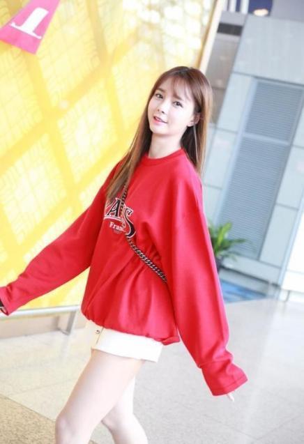 张馨予披白纱服饰,张馨予穿亮黄外套亮相