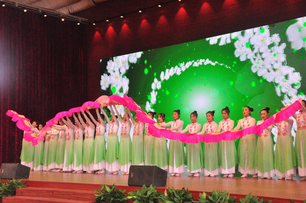 60余所“共同体”学校共同见证滨河学校奋发、奋勇、奋进的10年