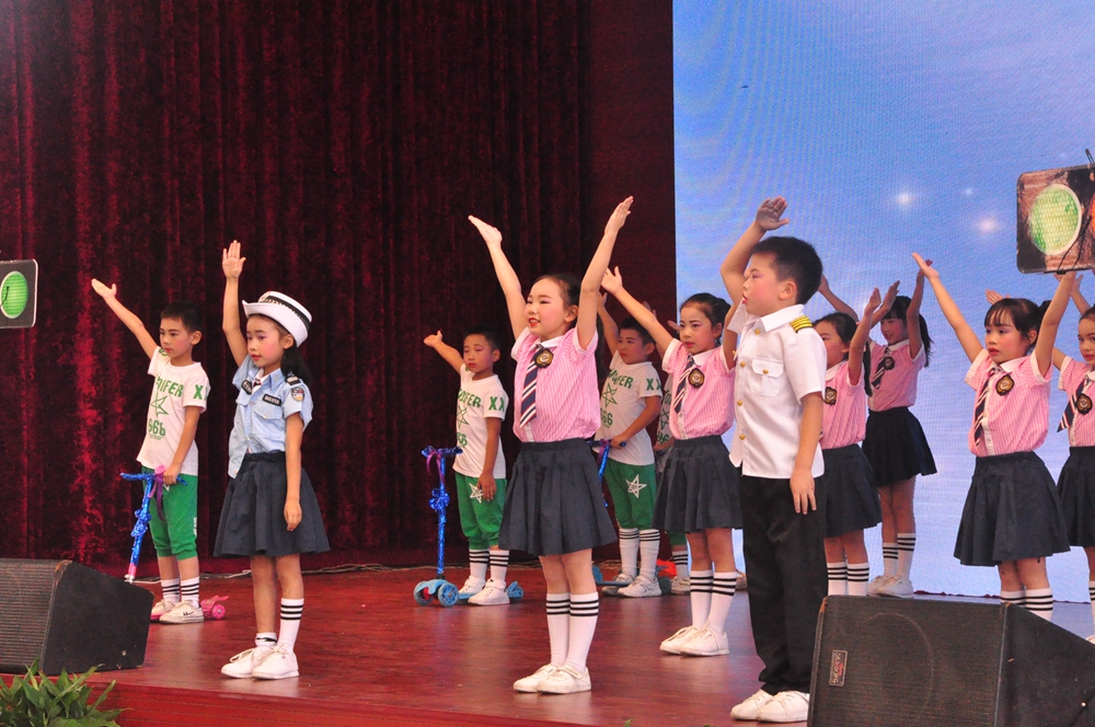 60余所“共同体”学校共同见证滨河学校奋发、奋勇、奋进的10年