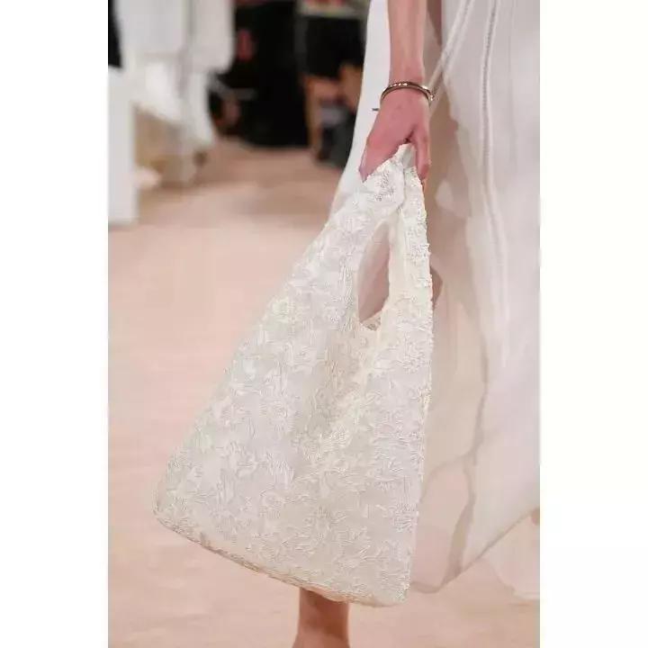 新娱儿美了一季的巴黎世家开始作妖了，丑不丑大家来评评理