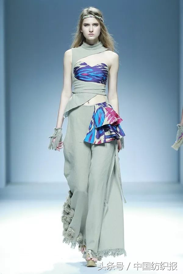 雅莹独爱东方意韵，“艾德莱斯出天山”尽显异域风情