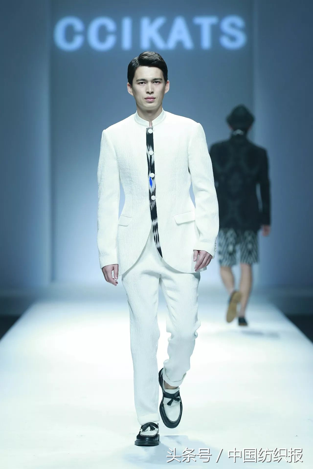 雅莹独爱东方意韵，“艾德莱斯出天山”尽显异域风情