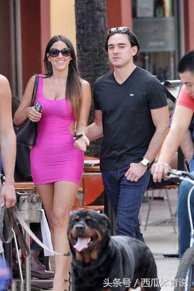 足球名宿前女友改行当足球裁判，微胖的她遭黑人球员疯狂表白