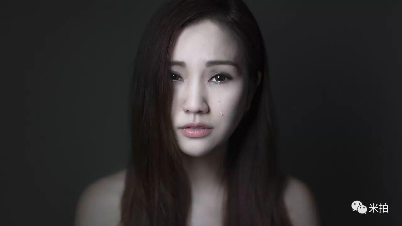 他把500个女孩惹哭了，然后拍了张照