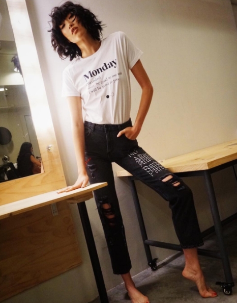 幽默又百搭！IG潮人都爱的ABlackandWhiteStory标语T恤