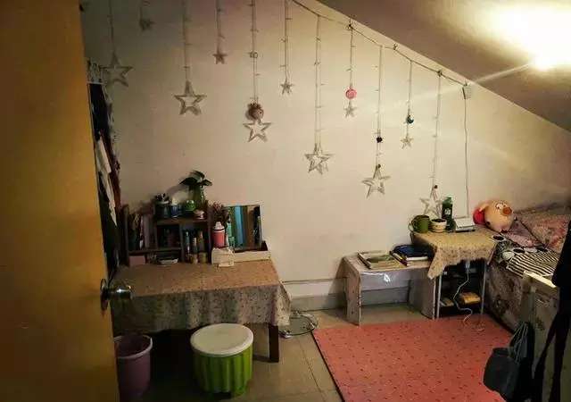 租在顶楼小阁楼,租的阁楼天花板隔音差