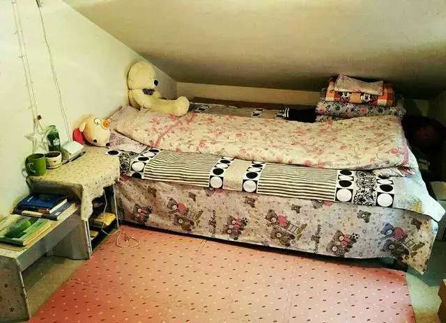 租在顶楼小阁楼,租的阁楼天花板隔音差