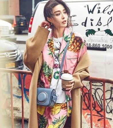 这些包包因为她们的出现而变得光彩夺目,不会搭配的女孩值得收藏