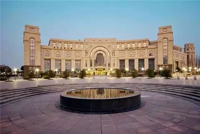 又一次站在了世界之巅！上海就是这样一个实力城市！来了就不想走