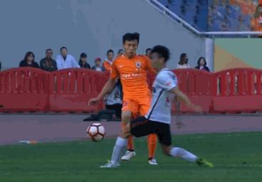 华夏国脚暴铲鲁能当家球星，遭主队万人球迷齐骂