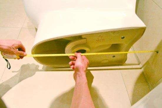 马桶的安装位置与下水管的位置,马桶安装不了角阀