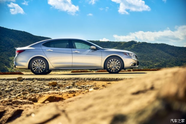 国产全新福克斯谍照/丰田CH-R赛车亮相/广汽讴歌TLX-L亮相