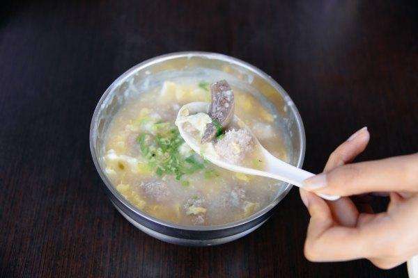 开在菜市场里的小吃店，50年来生意火爆，连食尚玩家都推荐