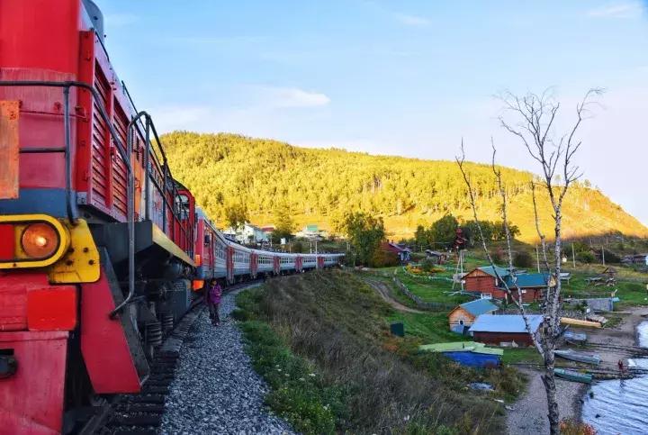 坐火车穿越俄罗斯西伯利亚,欧洲火车途经小镇