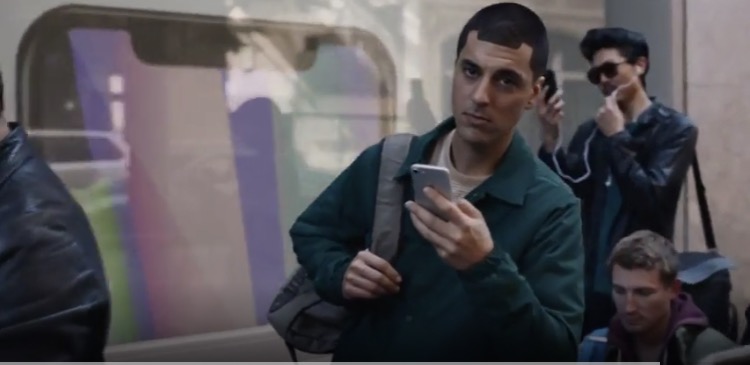 三星讽刺iphone的广告,三星广告再怼苹果