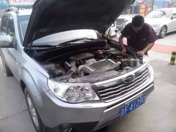 美女司机车内飘来阵阵腐臭味修车师傅看后女司机一时说不出话来