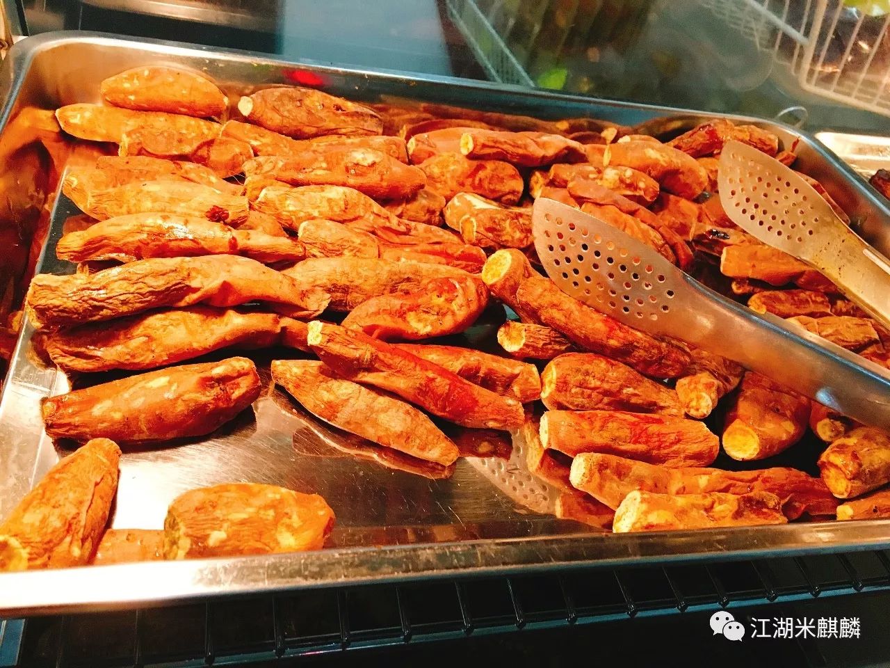 没了推着“汽油罐”的小贩,我们还能去哪吃甜到流汁儿的烤红薯?