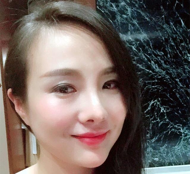 网络红人干露露生日真空现身与五个大汉一起过生日,现场太雷人