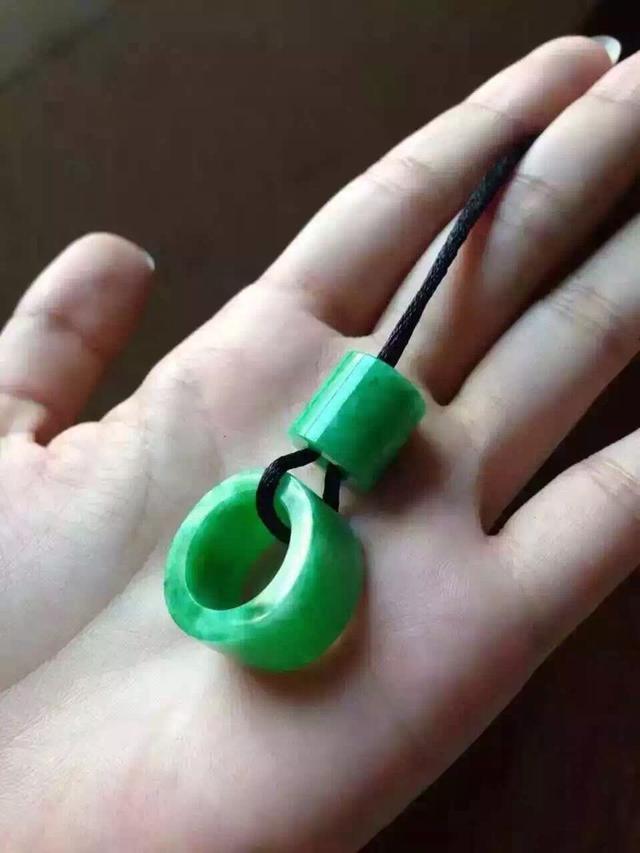 据说这种翡翠，生意人见一个爱一个！外形就像“啤酒桶”！