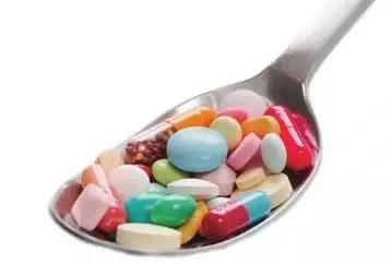 给娃吃了药了还是38度5怎么办,小儿吃了黄那敏体温不到35度