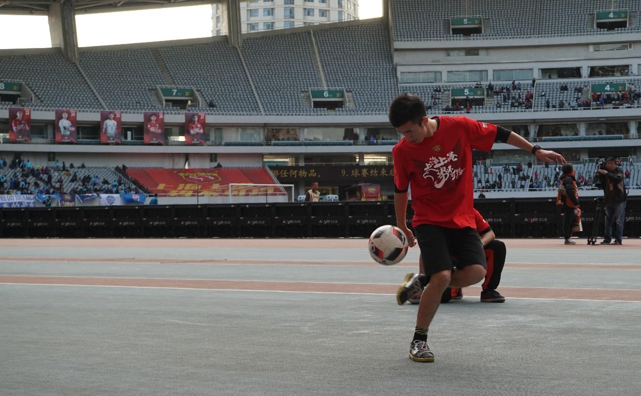 花式足球表演第一,ac米兰vs马竞中场秀花式起球