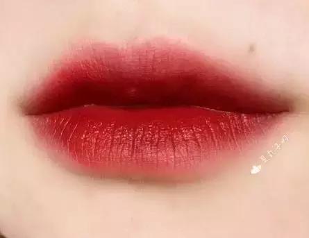 枫叶砖红色带着红棕调的口红,枫叶脏橘色口红