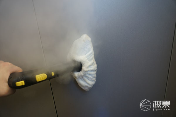地板上粘东西了怎么弄掉,地板上粘了水泥怎么办