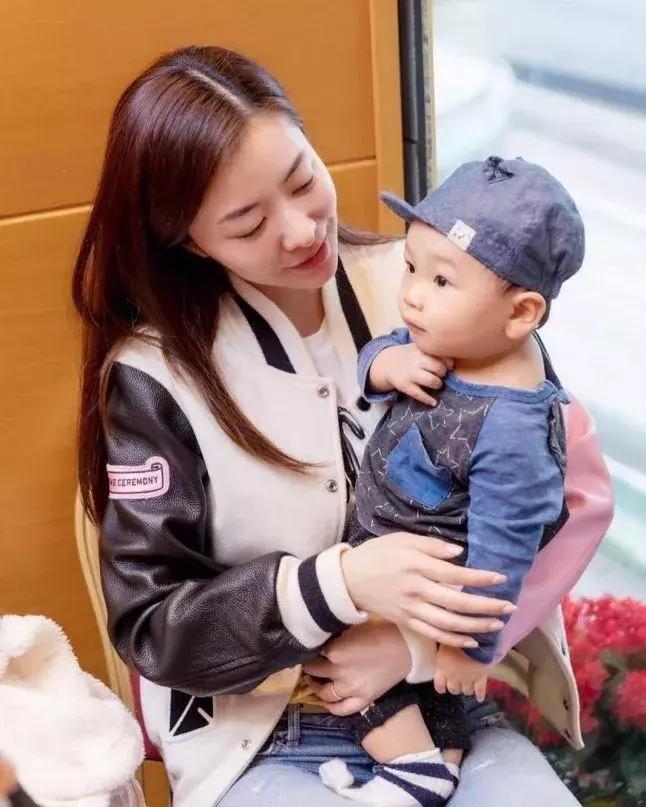 秋瓷炫告诉老公自己怀孕了的视频两人都笑哭了！女星孕相原来都……