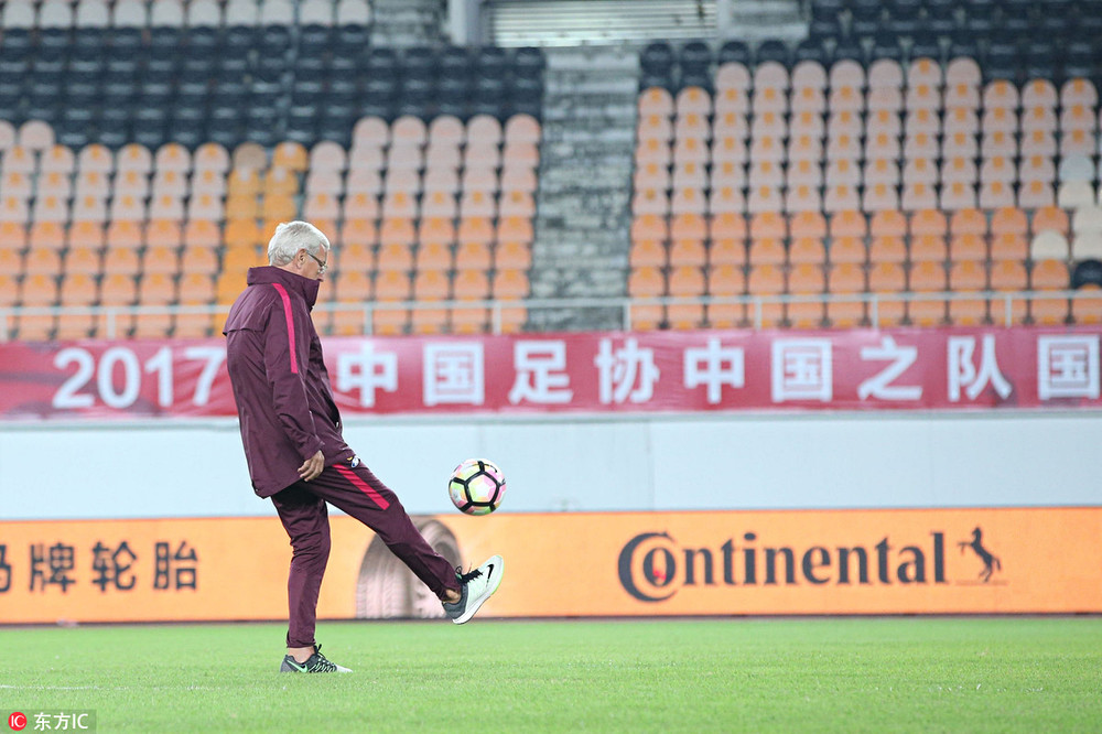 国足王大雷出场观众,王大雷手抛球吓坏里皮