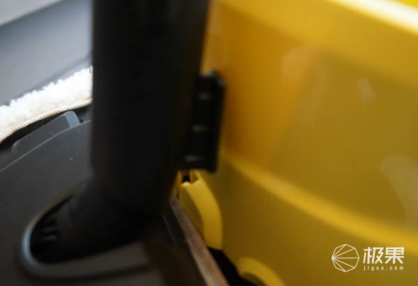 地板上粘东西了怎么弄掉,地板上粘了水泥怎么办