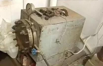 藏区老蜜蜡极品鸡油黄,鸡油老蜜蜡用紫光灯打是什么颜色