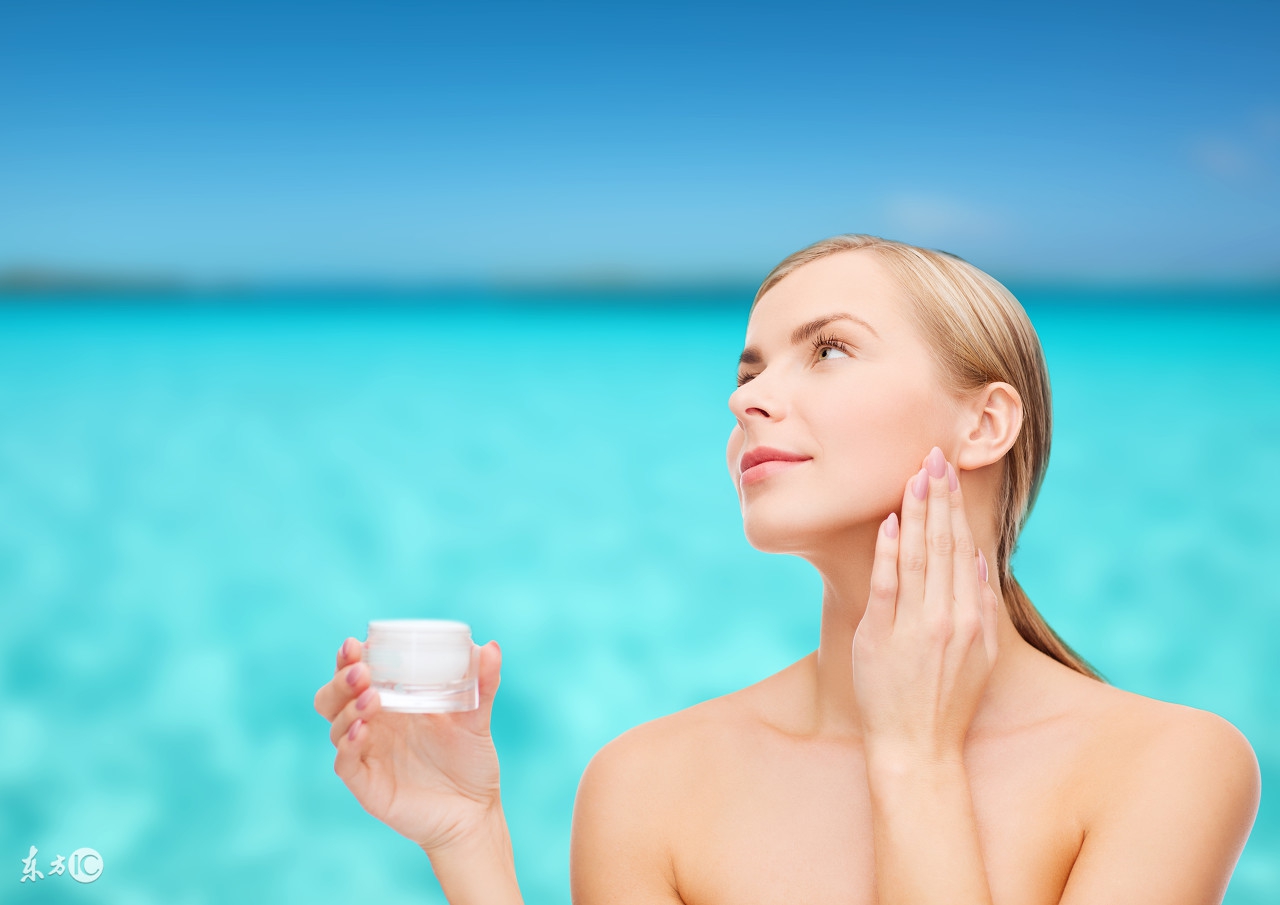 用化妆棉擦水乳,用手拍水和化妆棉