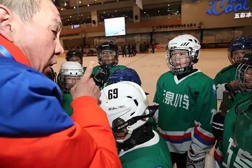 2021年北京市小学生旱地冰球联赛,勇敢者游戏小孩