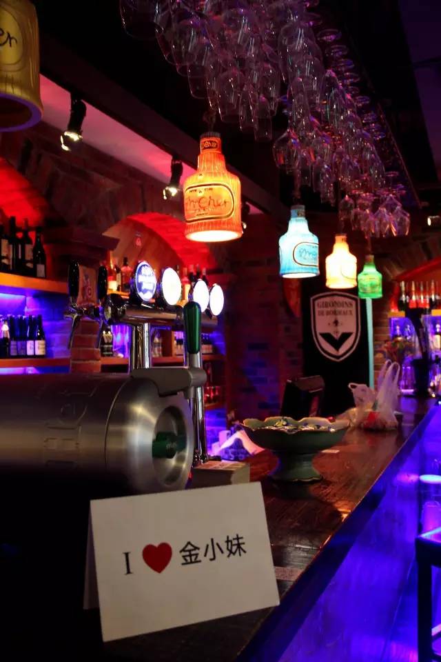 纸牌屋里的烤肋排来南京了！但要坐在公路上吃你敢不敢？！