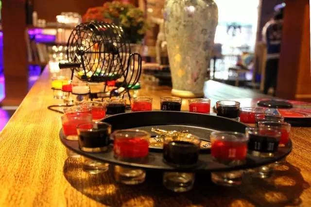 纸牌屋里的烤肋排来南京了！但要坐在公路上吃你敢不敢？！