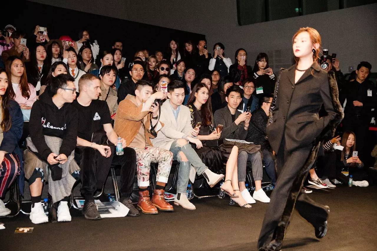 韩国街拍高清时装秀,韩国时装周街拍情侣