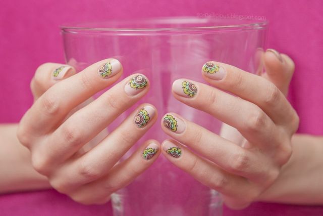 怎样才能涂指甲油是正确的方法,涂指甲油的正确步骤和方法