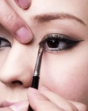 眼部化妆的正确步骤初学者单眼皮,眼部化妆的正确步骤初学者