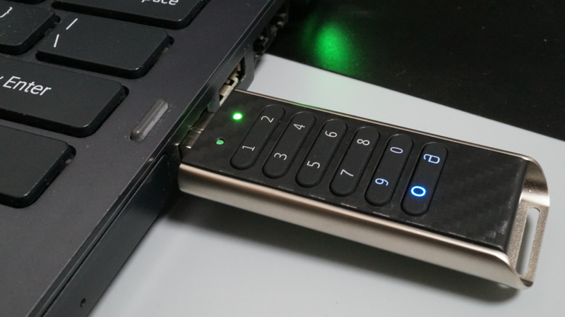 有了这个U盘，再也不用担心你的小姐姐们被别人看到了