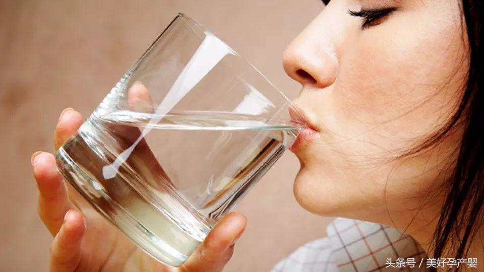 产后老是口渴喝水不解渴怎么办,产后月子期间不愿喝水